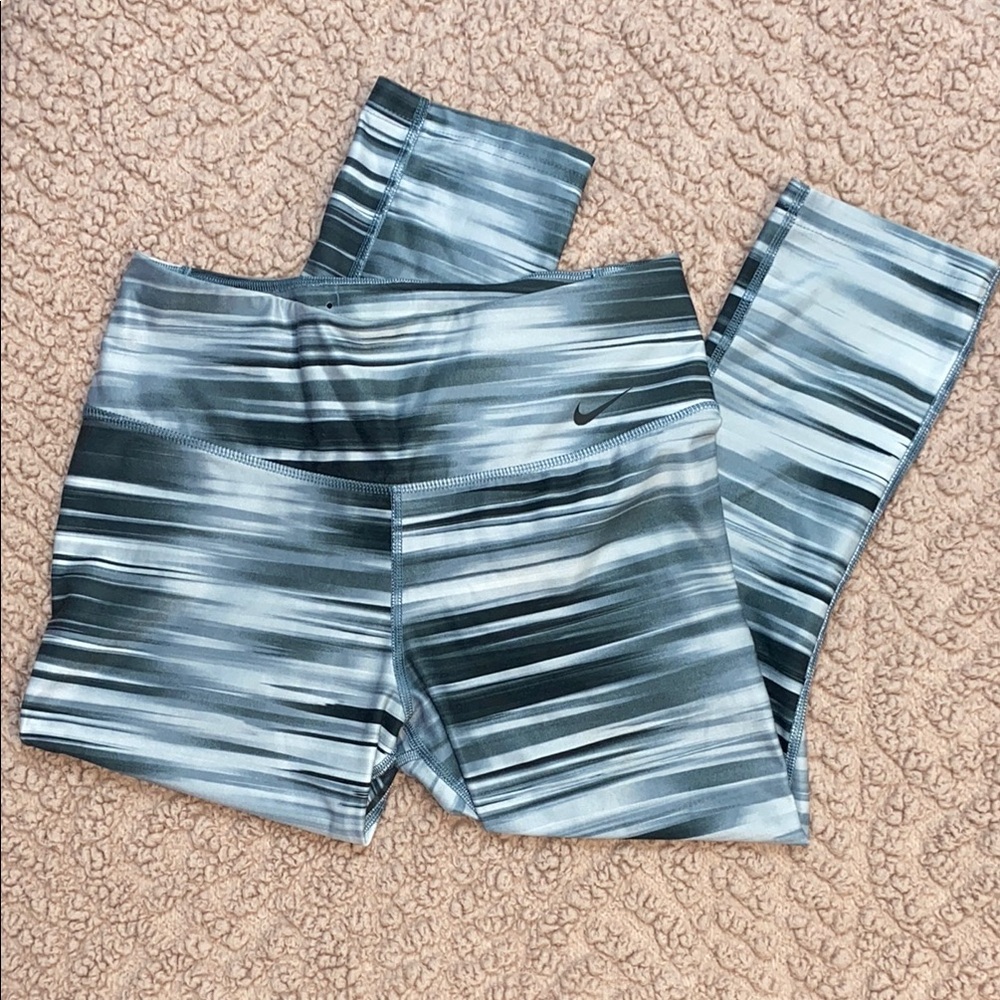 NIKE Dri-Fit Capri Leggings S
